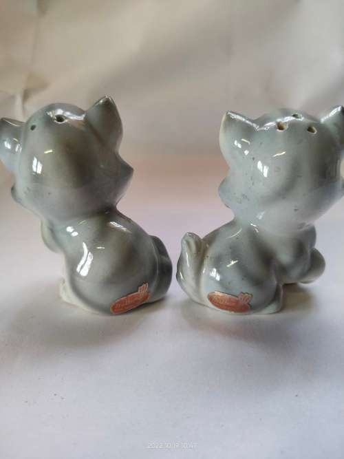 Lovely set of vintage Balboa kitten salt & pepper shakers