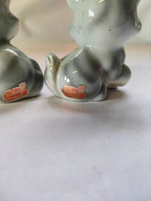 Lovely set of vintage Balboa kitten salt & pepper shakers