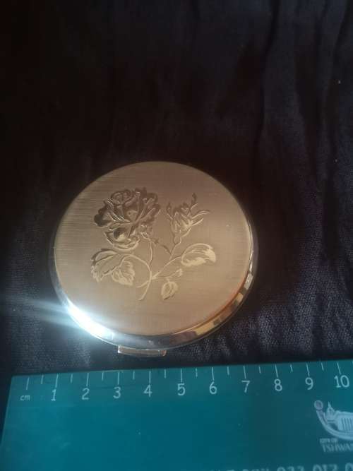 Beautiful gold tone Stratton compact