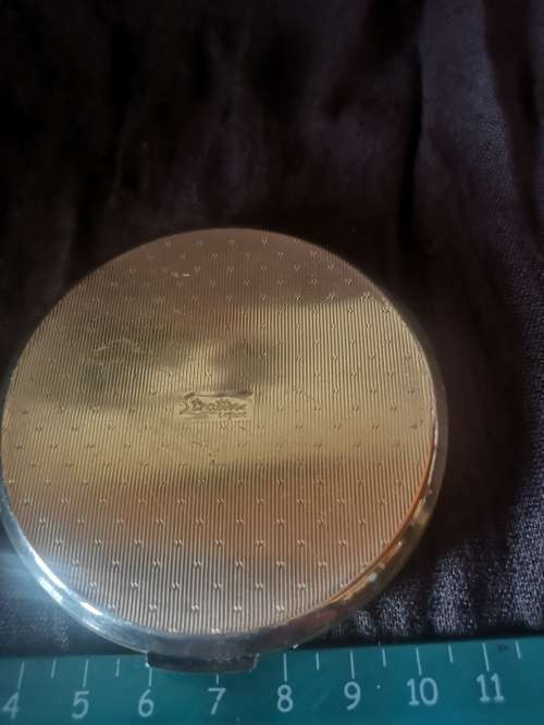 Beautiful gold tone Stratton compact