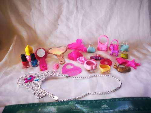 Large lot of doll accessories on R1 auction!
