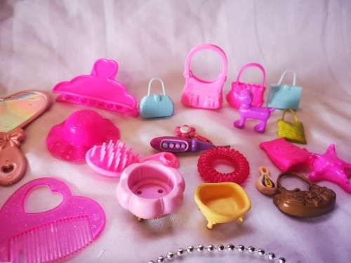Large lot of doll accessories on R1 auction!