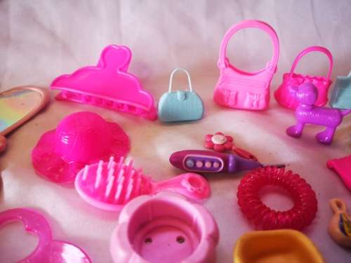 Large lot of doll accessories on R1 auction!