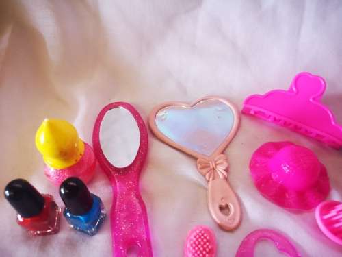 Large lot of doll accessories on R1 auction!