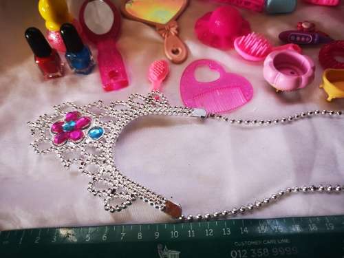 Large lot of doll accessories on R1 auction!