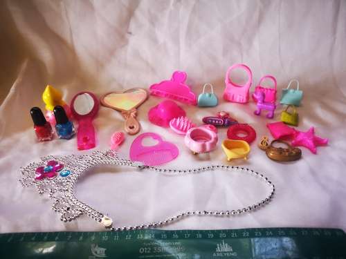 Large lot of doll accessories on R1 auction!