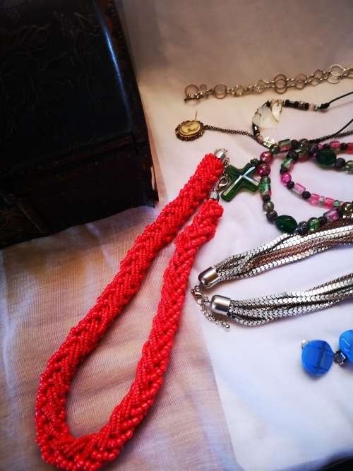 Stunning big vintage looking jewelry chest with a lot of costume jewelry - all for 1 bid!