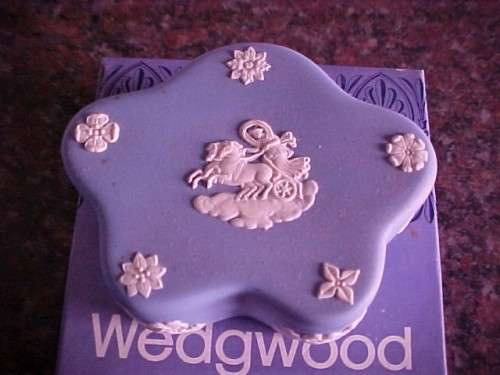 Wedgwood Jasper ( Pale Blue ) - Boxed Candy Box Pentefoil