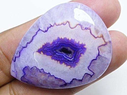 67.25 CTS. NATURAL AFRICAN ONYX DRUZY AGATE 38 X 28 X 5 MM