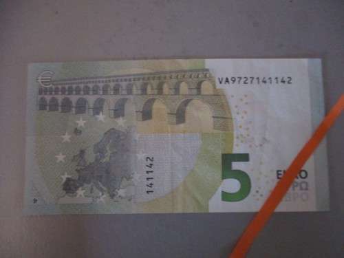 5 EURO BANK NOTE 2013 SLIGHT BIT CREASED  VA 9727141142