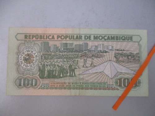 MOZAMBIQUE 100 METICAIS BANK NOTE AA 4290701 NOTE