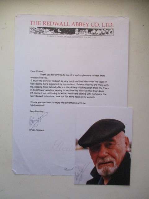 AUTOGRAPHED SIGNED BRIAN JAQUES ABOUT POSTCARD SIZE AND LETTER THE RED WALL SERIES AUTHOUR