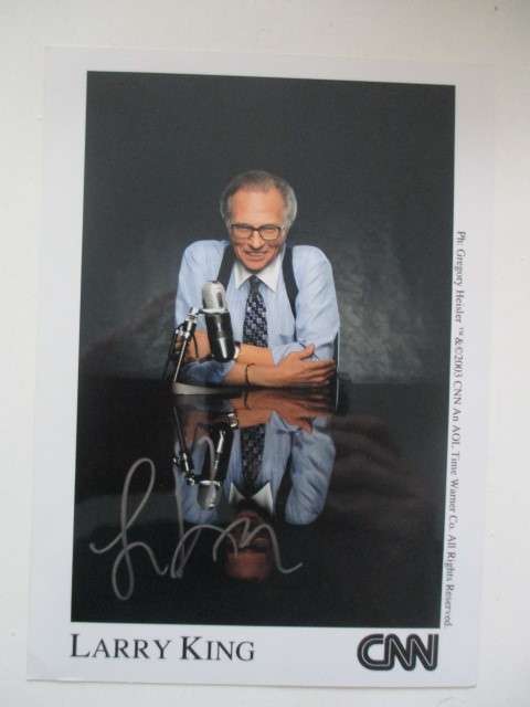 AUTOGRAPHED / SIGNED - LARRY KING   13 CM X 18 CM
