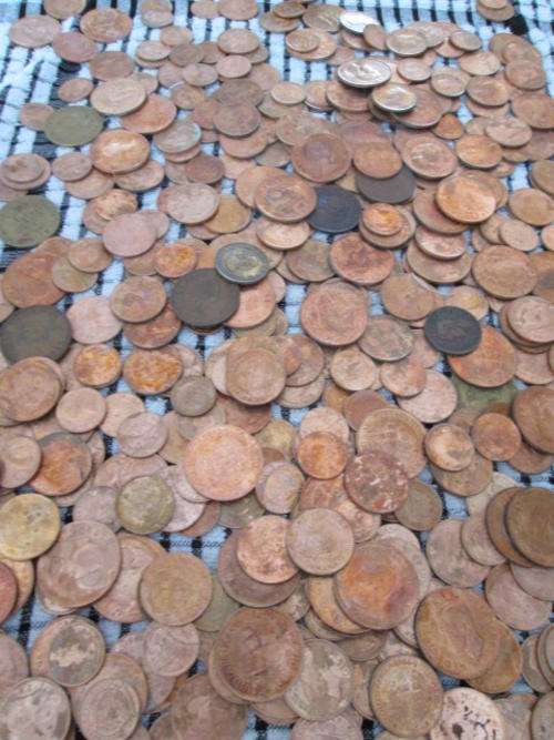 CRAZY 1 START OVER 500 UNION COINS AND LOT OF MILITARY BUTTONS.