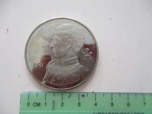 ROYAL WEDDING SOLID BRONZE COIN IN BOX  - 1981  PRINCE CHARLES AND DIANE