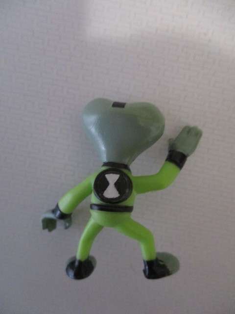 BEN - 10 SMALL FIGUIRE - APP 3CM TALL