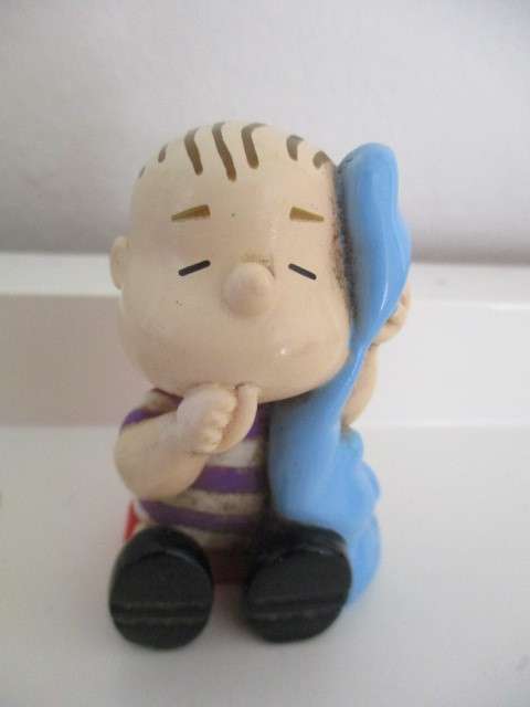 VINTAGE -  PEANUTS / CHARLIE BROWN - LIONESS FIGURE - APP. 6 cm TALL - COLGATE / PALMOLIVE