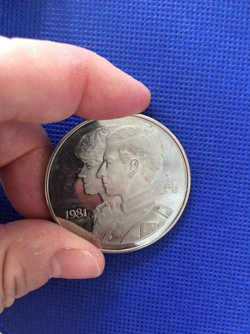 ROYAL WEDDING SOLID BRONZE COIN IN BOX  - 1981  PRINCE CHARLES AND DIANE