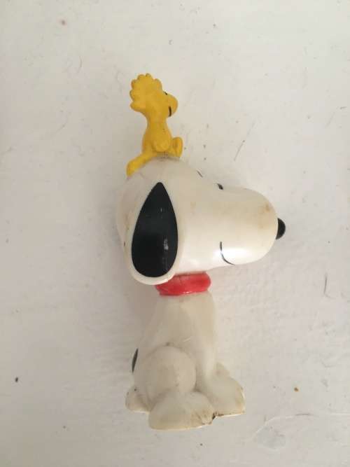 VINTAGE -  PEANUTS / CHARLIE BROWN -   SNOOPY FIGURE - APP.  7 cm TALL