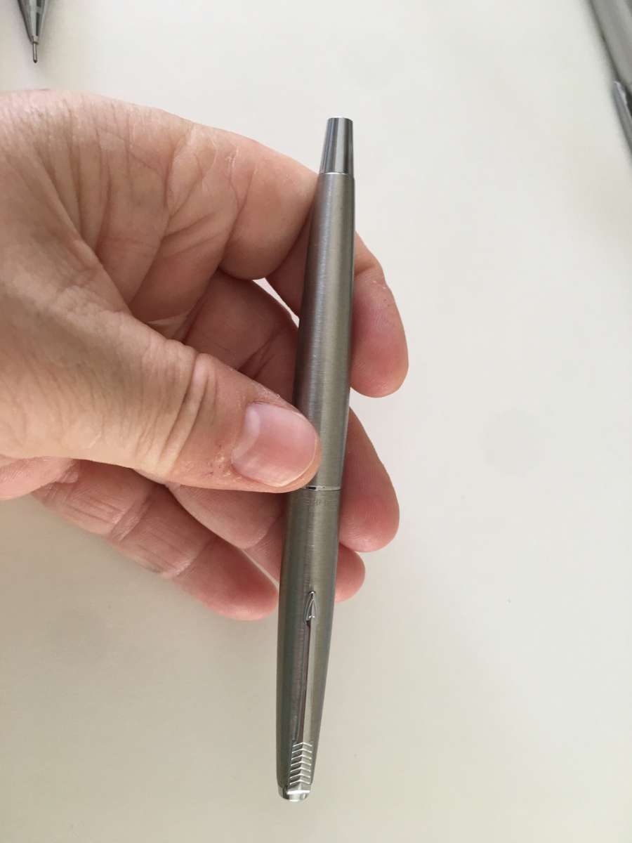 VINTAGE ASSORTMENT OF PENS INCLUDING PARKER AND RETRACTIBLE PENCILS