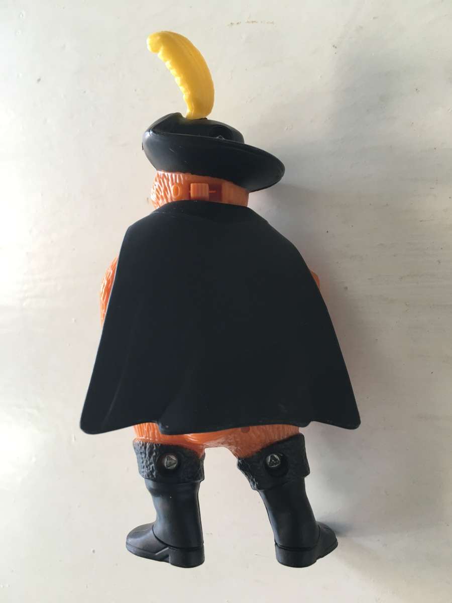 MC DONALDS LOVELY PUSS IN BOOTS FIGURE FROM SHREK -