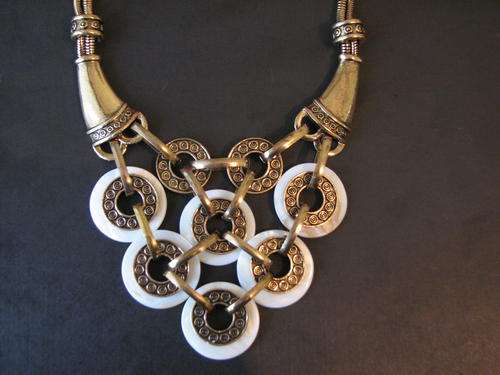 BEAUTIFUL CHUNKY NECKLACE WITH MOTHER OF PEARL