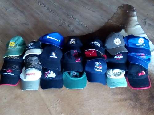 LOT OF 20 USED CAPS *** EX PUB DECOR (9)