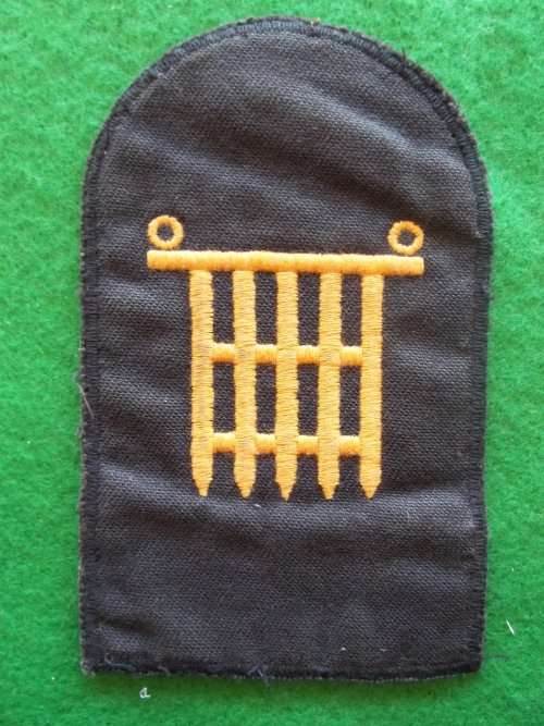 SADF .. SA NAVY LARGE TRADE BADGE .. FINANCES  .. WINTER DRESS .. WORN