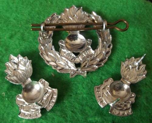 SADF - ENGINEERS CAP AND COLLAR BADGES SET - LUGS / PINS INTACT