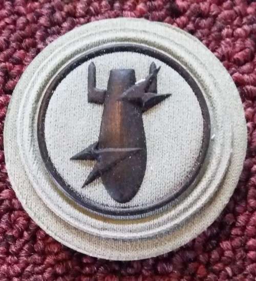 SANDF - RUBBERISED EOD QUALIFICATION BADGE - PINS INTACT