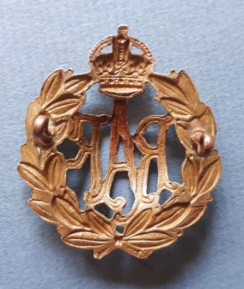 WW2 ERA RAF CAP BADGE - LUGS INTACT