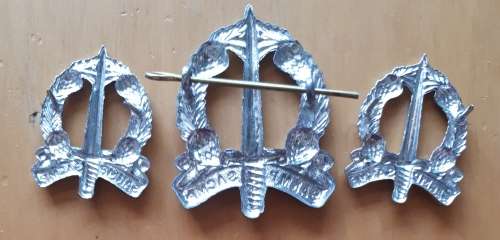 SADF - MIL POLICE CAP AND COLLAR BADGE SET - PINS / LUGS INTACT