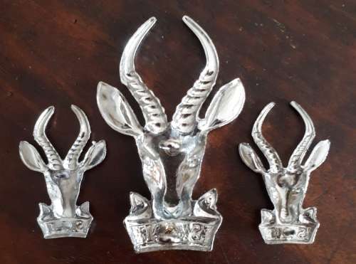 SADF - SA INFANTRY (SAI) CAP AND COLLAR BADGE SET - PINS / LUGS INTACT