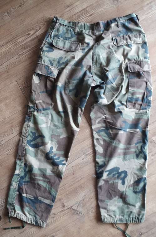 UNKNOWN CAMO PANTS - MEASURES 100 CM - SOME DAMAGE ON REAR - SEE DESCRIPTION
