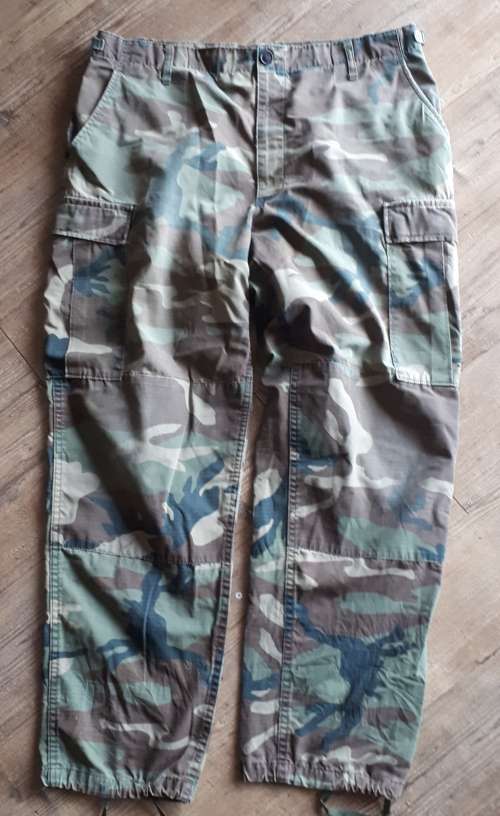 UNKNOWN CAMO PANTS - MEASURES 100 CM - SOME DAMAGE ON REAR - SEE DESCRIPTION