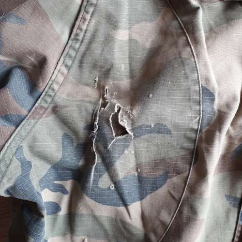 UNKNOWN CAMO PANTS - MEASURES 100 CM - SOME DAMAGE ON REAR - SEE DESCRIPTION