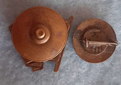 LOT OF 2 X SMALL USSR SOVIET UNION BADGES - PINS INTACT