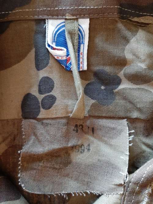 ROMANIA M93 FORREST LEAF PATTERN FIELD SHIRT SIZE L (AS NEW)- ARMPIT TO ARMPIT