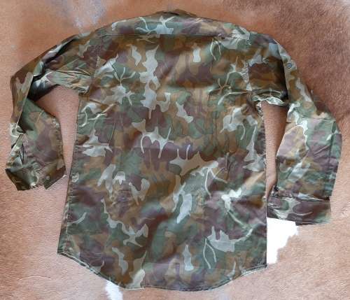 ROMANIA M93 BROWN LEAF PATTERN FIELD SHIRT SIZE L (AS NEW) - ARMPIT TO ARMPIT 60 CM