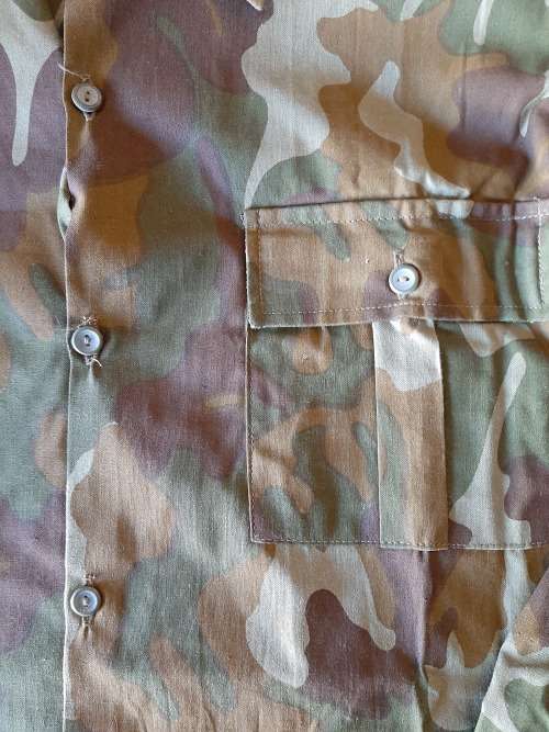 ROMANIA M93 BROWN LEAF PATTERN FIELD SHIRT SIZE L (AS NEW) - ARMPIT TO ARMPIT 60 CM