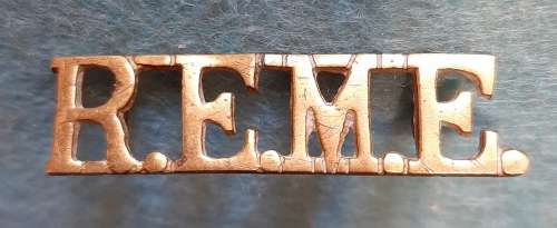 BRITAIN - ROYAL ELECTRICAL AND MECHANICAL ENGINEERS SHOULDER TITLE - LUGS INTACT