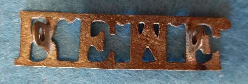 BRITAIN - ROYAL ELECTRICAL AND MECHANICAL ENGINEERS SHOULDER TITLE - LUGS INTACT