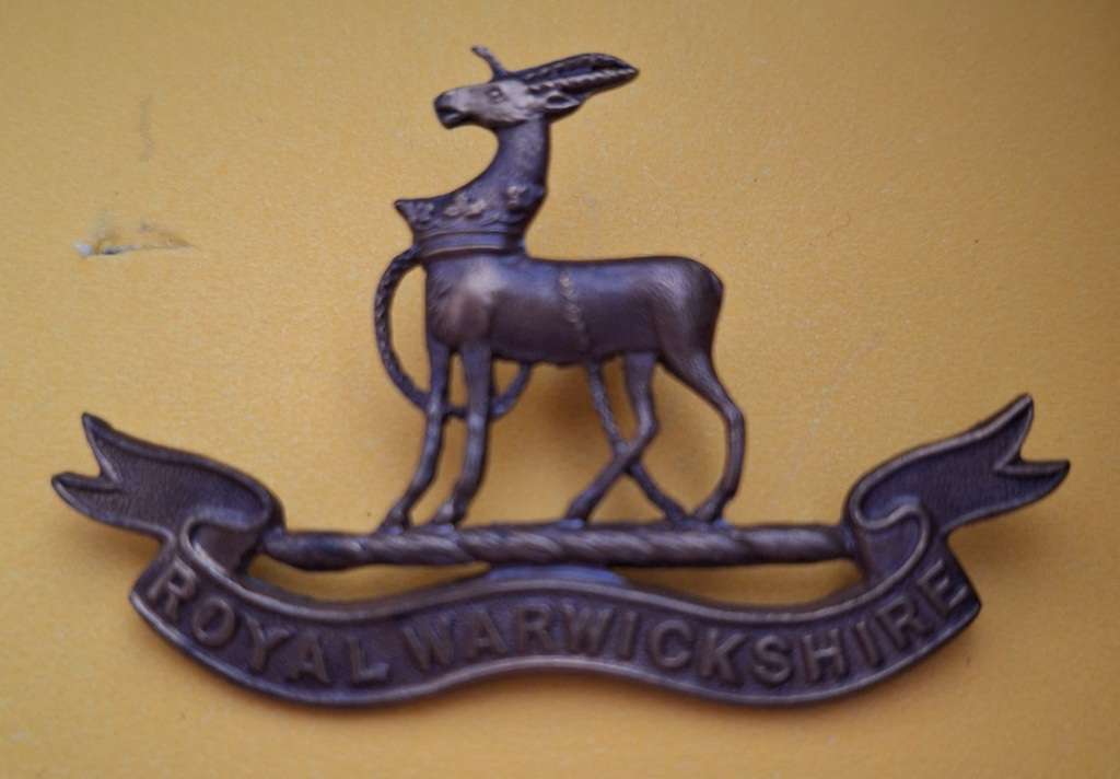 WW 1 ERA  ROYAL WARWICKSHIRE COLLAR BADGE - ## 2 BROKEN LUGS ## MAKERS MARKED