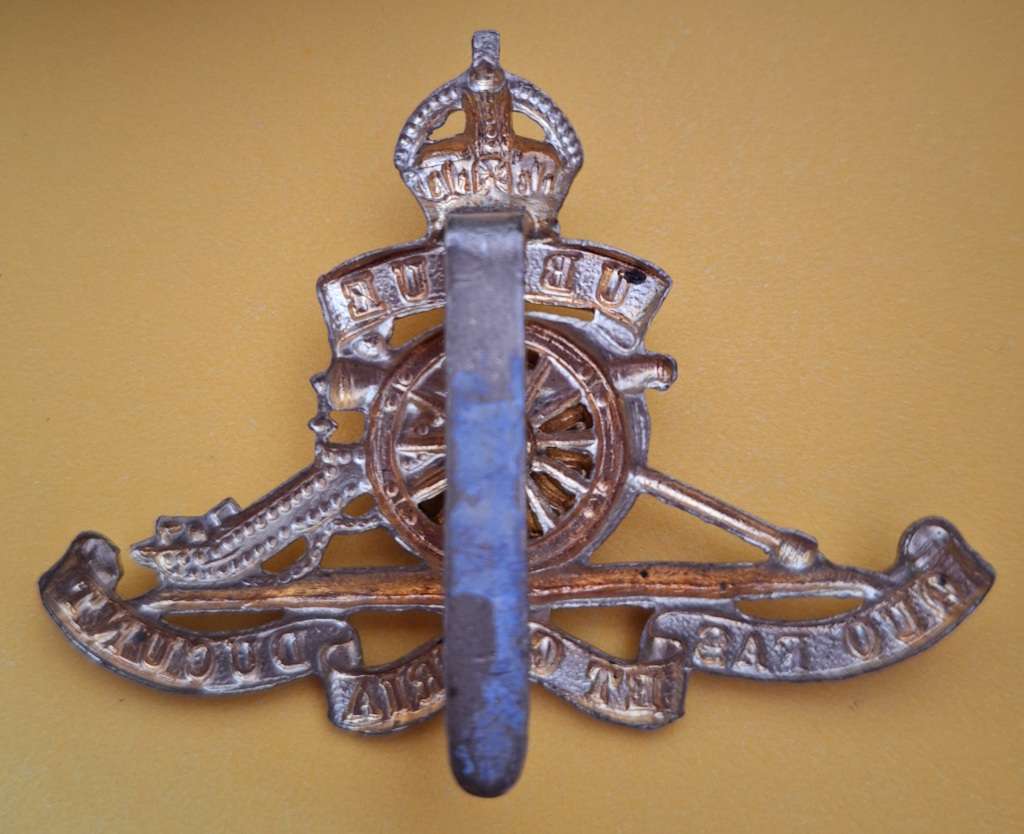 BRITAIN - ROYAL ARTILLERY CAP BADGE - SLIDER INTACT