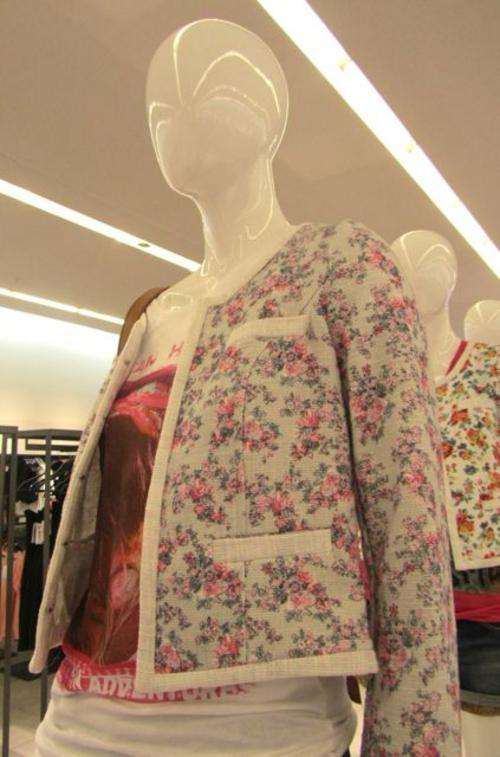 ZARA JACKET SIZE LARGE - SMALL SIZE WILL FIT SMALL AND MEDIUM