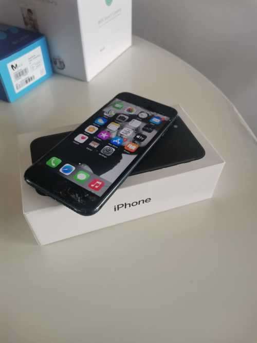 IPhone 7 (cracked front glass)