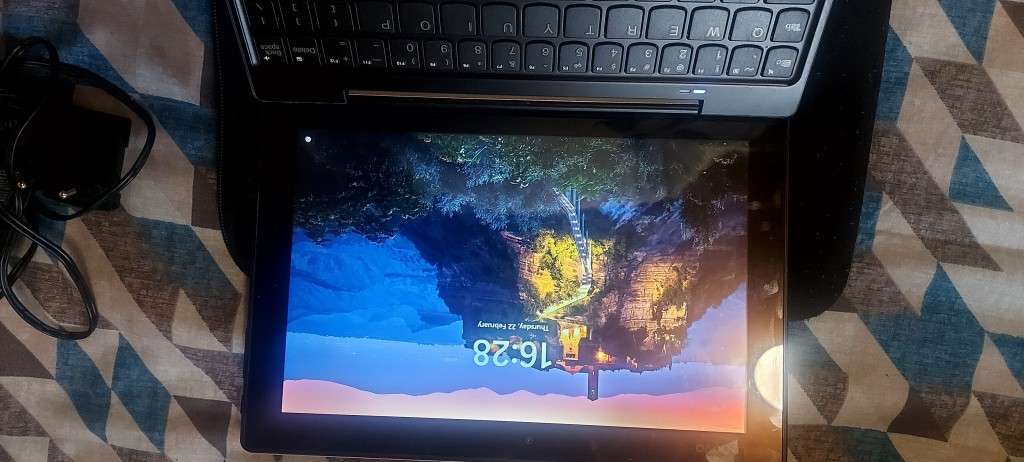 Lenovo Miix 310 windows Tablet / laptop 2in1