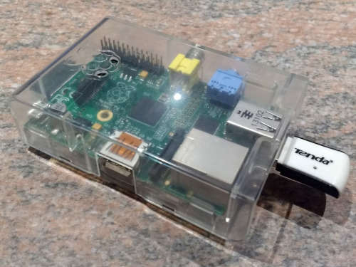 Raspberry Pi 1 Model B + Case + USB WiFi + Kodi SD card
