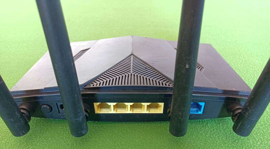 D-Link DWR-M921 4G/LTE router. Takes SIM card. Tested on MTN, VodaCom, CellC, Rain