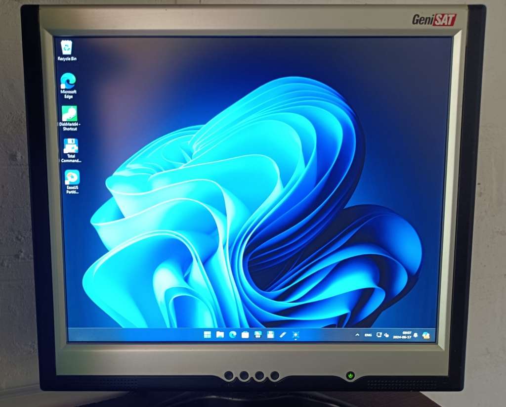 GeniSAT 17` LCD monitor | Model 7005L | Power adapter included | Amazing tilt angles | VGA + Audio